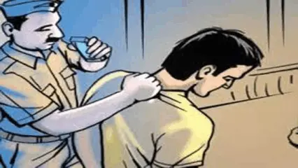 રેલ્વે સ્ટેશન રોડ પરથી પોલીસે ઇંગ્લીશ દારૂ પકડયો