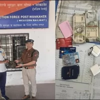 મુસાફરનું ગુમ પર્સ શોઘી આપતો વાંકાનેર RPF સ્ટાફ