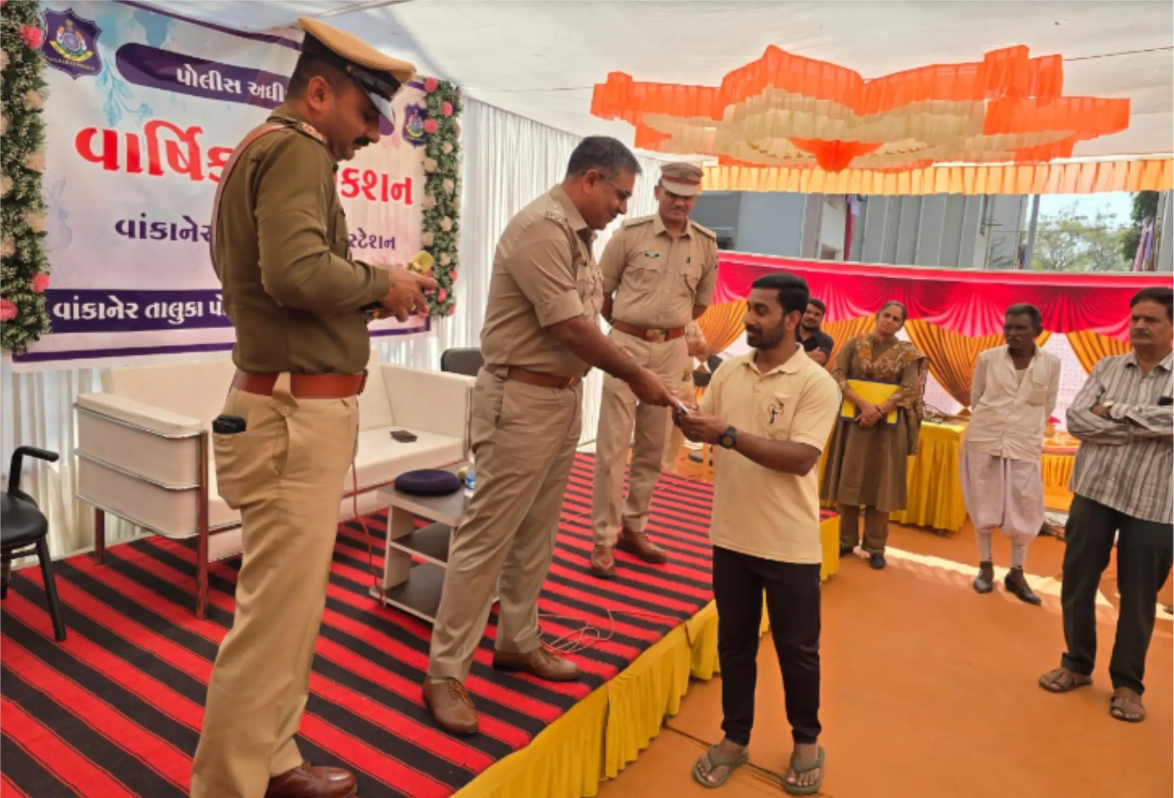 વાંકાનેર પોલીસ સ્ટેશને "તેરા તુજકો અર્પણ"