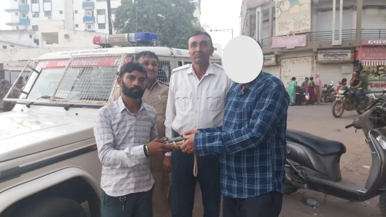 રિક્ષાવાળાની પ્રમાણિકતા: ભુલાયેલું પર્સ પરત કર્યું