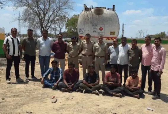 ભલગામ પાસે શંકાસ્પદ જ્વલનશીલ પ્રવાહી ઝડપાયુ