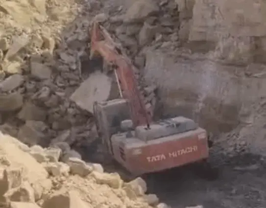 ચિત્રાખડા ગામે ખનીજચોરો વિરુદ્ધ કામગીરી