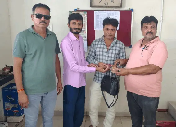 બસમાં ભુલાયેલું લેડીસ પર્સ પરત કર્યું